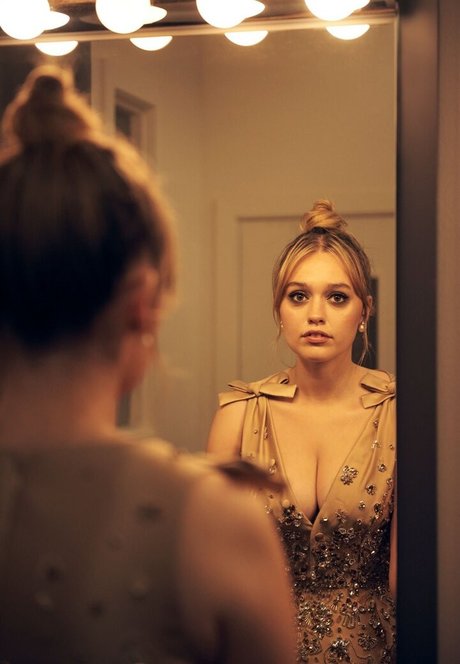 Aimee Lou Wood étoile nue image