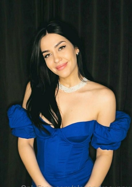 rousse aux gros seins onlyfans beau nu photo