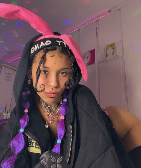 The Unholychi actrice adulte photos