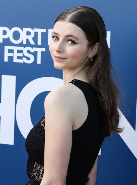 Thomasin Mckenzie modèle de haute qualité archive