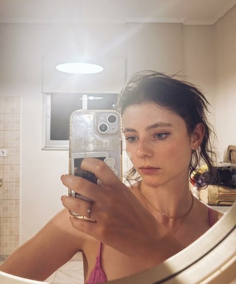 Thomasin Mckenzie modèle érotique image