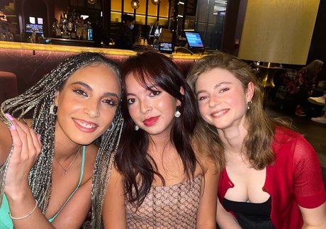 Thomasin Mckenzie star du porno adulte collection