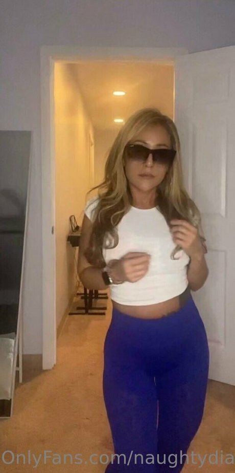 fille courbée dà côté onlyfans pornographique sympa image