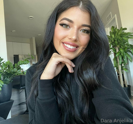 Daraanjelika art modèle photo