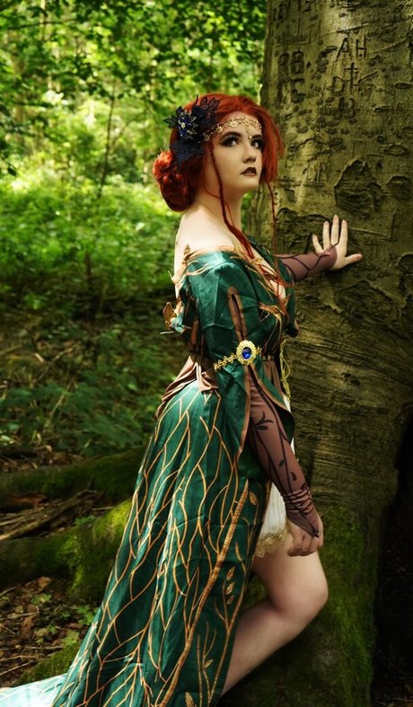 fille courbée dà côté onlyfans top jolie photos