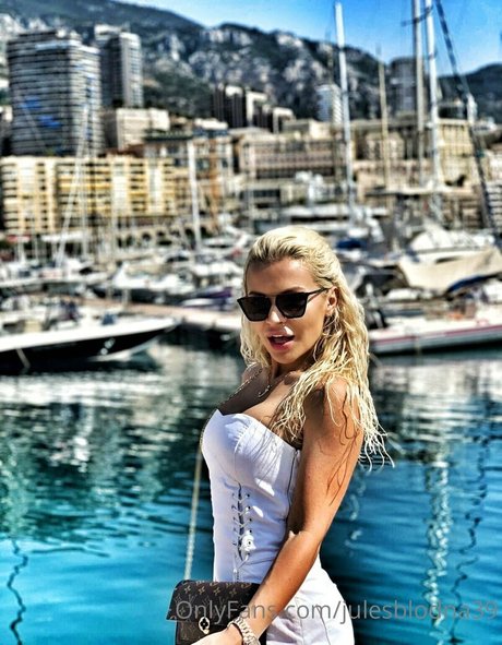 infirmière brune onlyfans art supérieur img