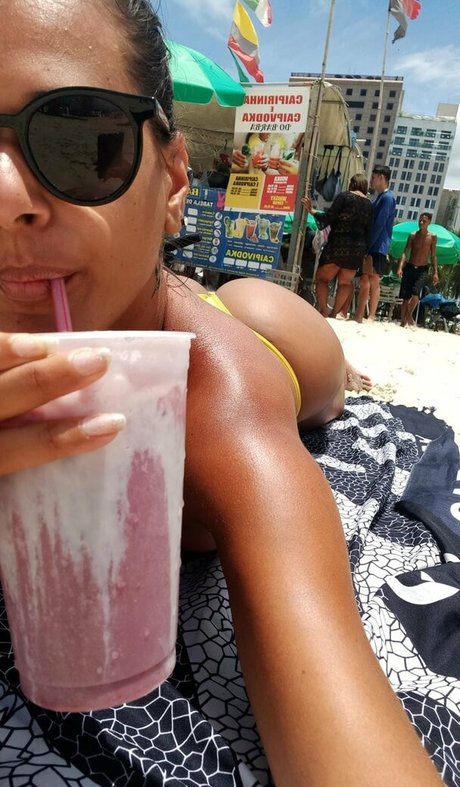 Caiala Tavares jolie étoile archive