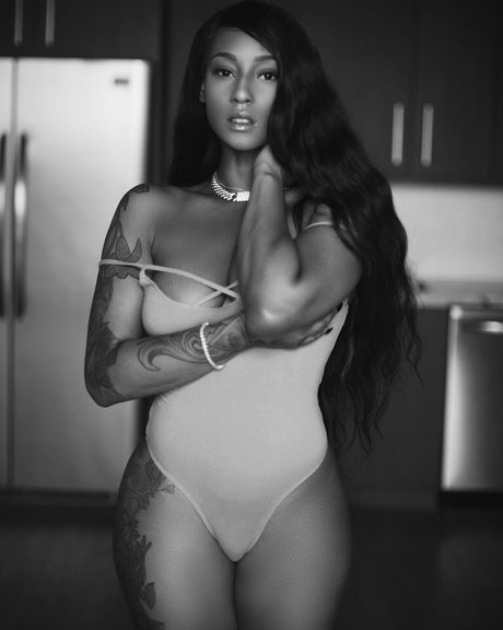 épouse infidèle onlyfans art sexy image