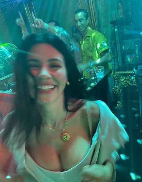 Marina Diamandis star du porno parfaite images