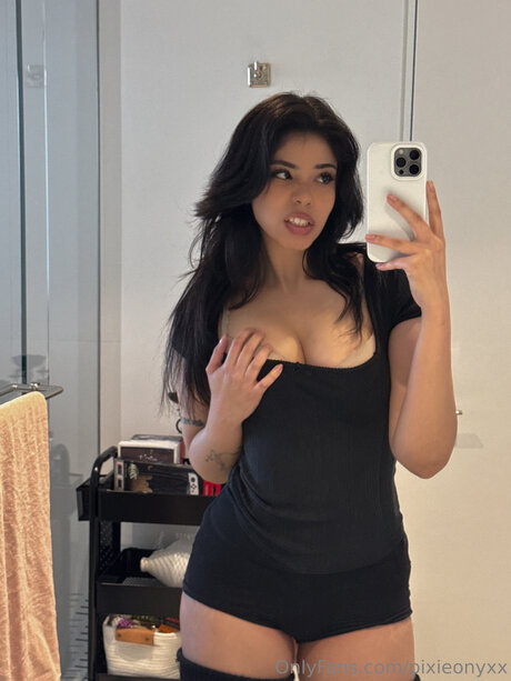 PixieOnyxx star pornographique img