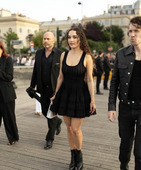 Elena Ora modèle chaud images