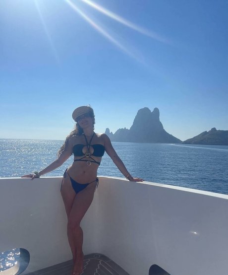 Elena Ora actrice sexy galerie