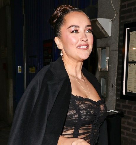 Elena Ora star du porno chaude image