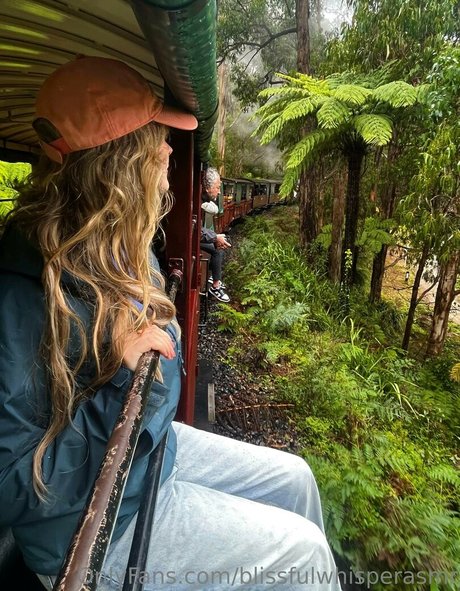 Blissful Whisper ASMR art modèle photo