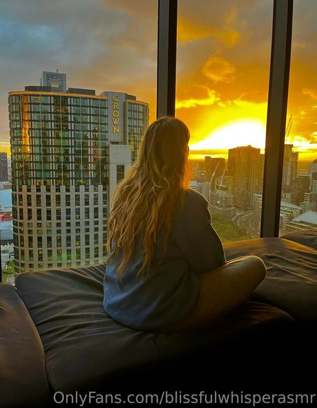 Blissful Whisper ASMR modèle gratuit photo