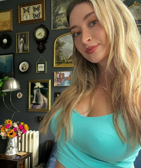 Blissful Whisper ASMR actrice hd img