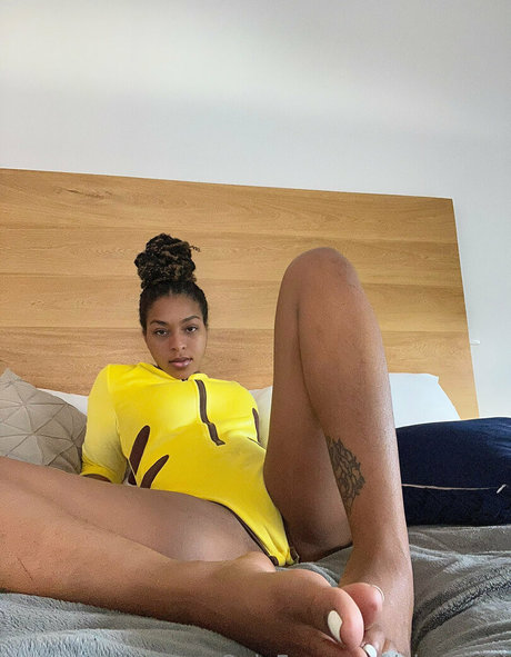 fille courbée dà côté onlyfans sympa érotique galerie