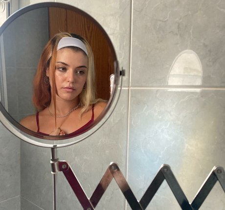 Alba Reche star érotique image