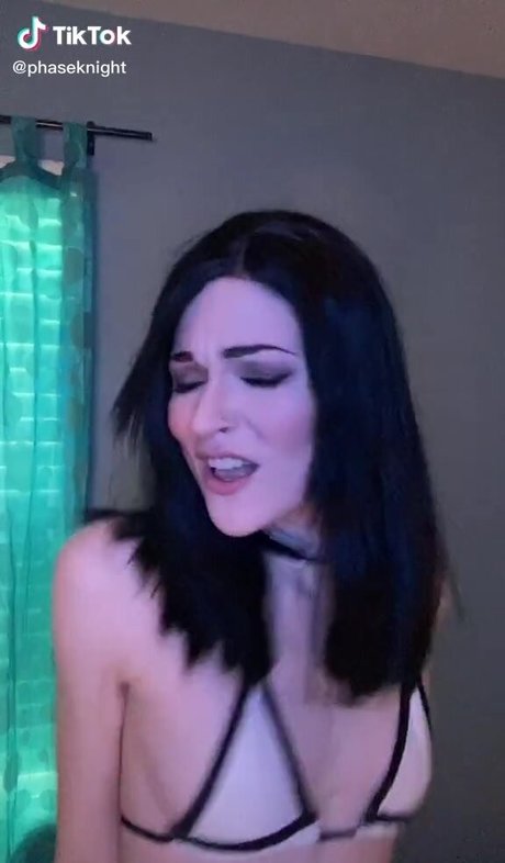 fille courbée dà côté onlyfans nus parfaits img