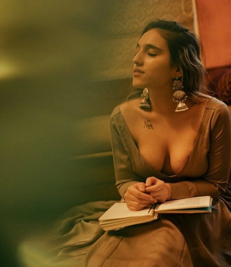 Deeksha Arora modèle chaud photos