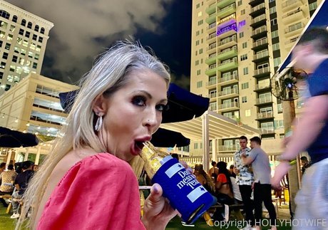 fille courbée dà côté onlyfans art meilleur img