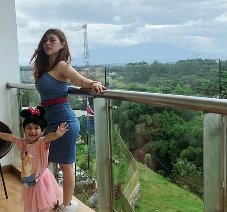 milf aux cheveux noirs onlyfans pornographique gratuit collection