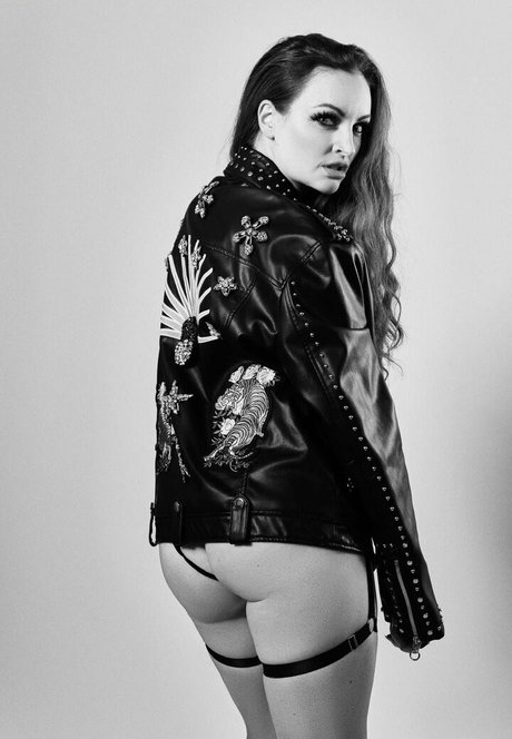 Maria Kanellis étoile chaude galerie