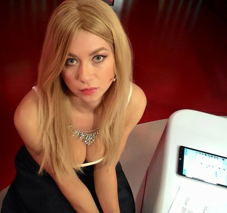 fille courbée dà côté onlyfans assez pornographique image