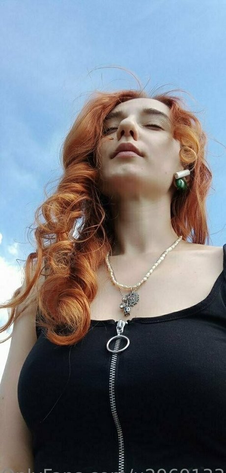 moniiikaaaa modèle nu image