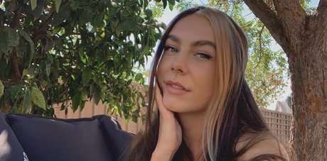 modèles uniquementfans nue en haute qualité archive