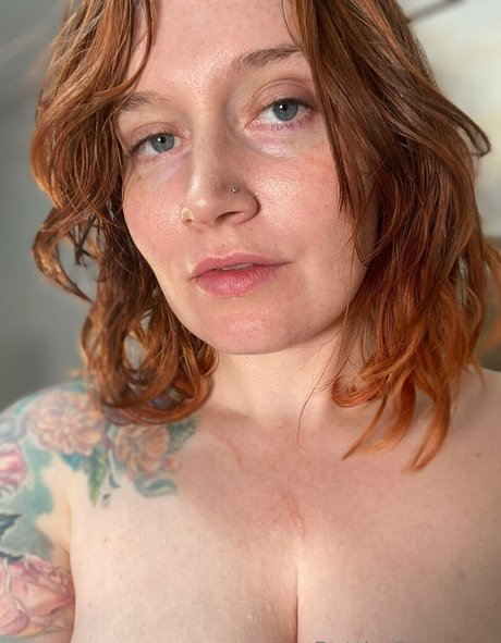 Bettie Bondage modèle hd des photos