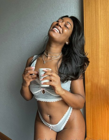 Maritzaslan modèle de haute qualité des photos