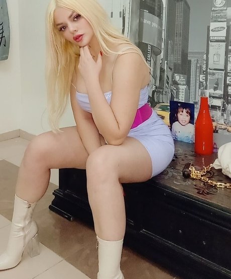 Barbara Palvin modèle nu img