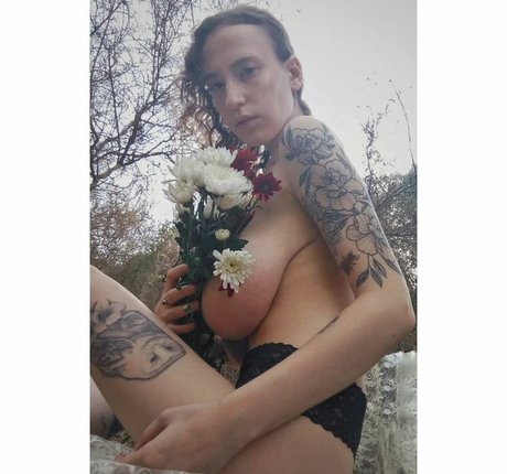 fille courbée dà côté onlyfans parfaite haute qualité archive