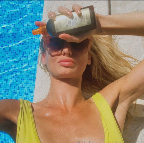 rousse aux gros seins onlyfans adulte images