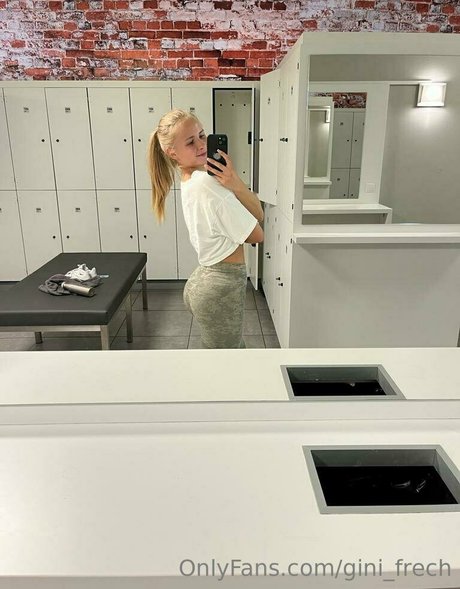 gini frech modèle adulte des photos