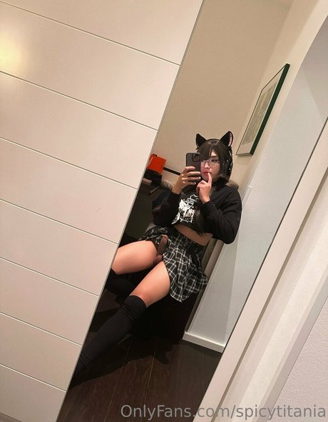 spicytitania modèle xxx photo