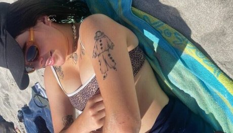 Benee modèle magnifique des photos