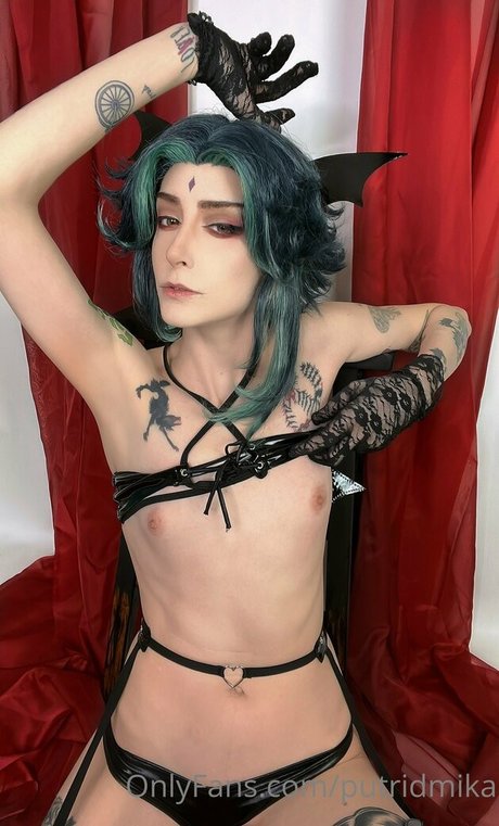 putridmika actrice pornographique photo