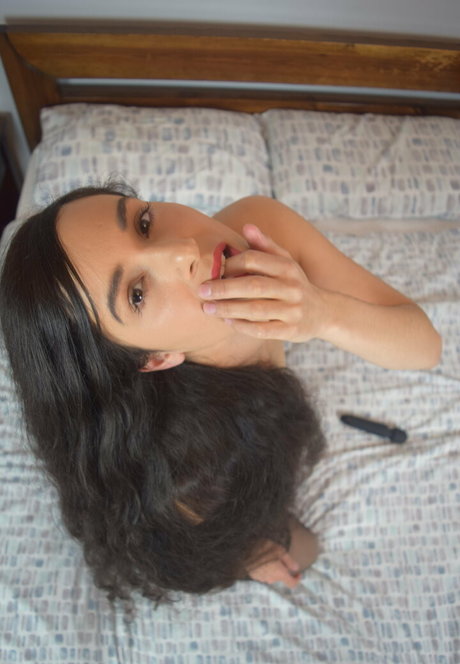 milf aux cheveux noirs onlyfans nus chauds des photos