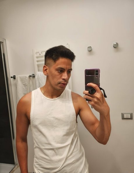 fille courbée dà côté onlyfans nu sexy archive