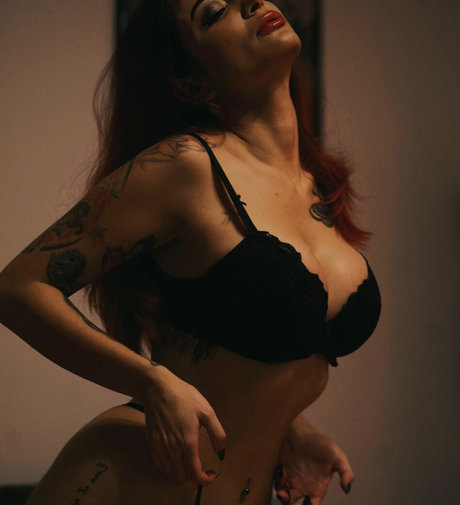 QueenREd actrice hd images