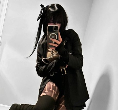 Soniyoru modèle nu archive