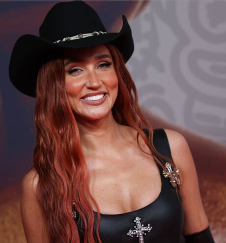 Megan McKenna modèle joli des photos