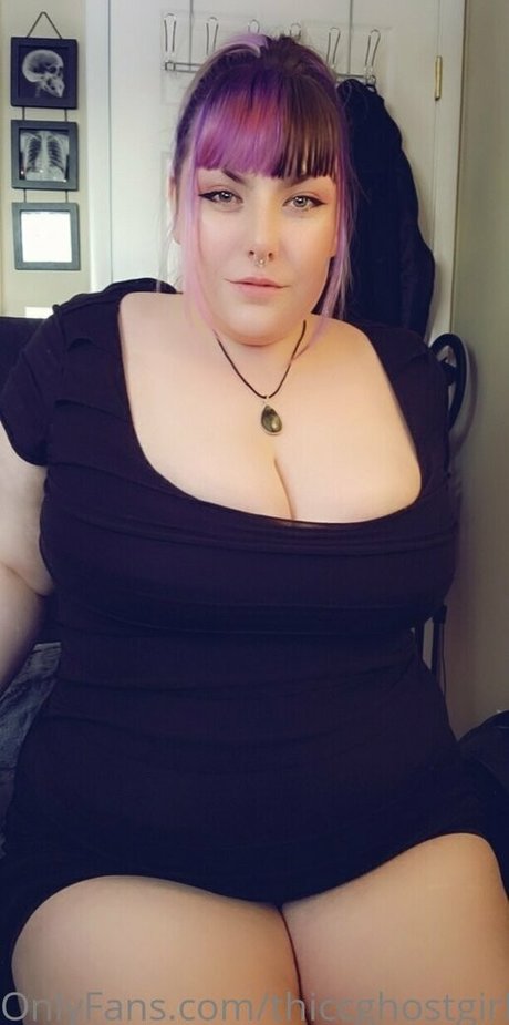 thiccghostgirl joli modèle des photos