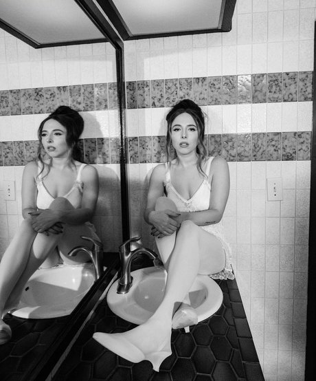 Esther Povitsky sexe star du porno image