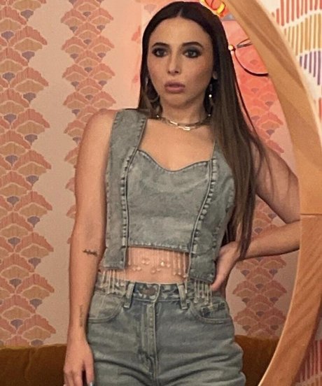 Esther Povitsky modèle chaud galerie