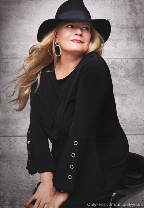 uniquilyyours actrice érotique des photos