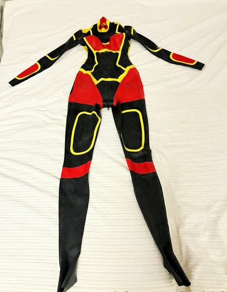 CandyXS modèle nu des photos