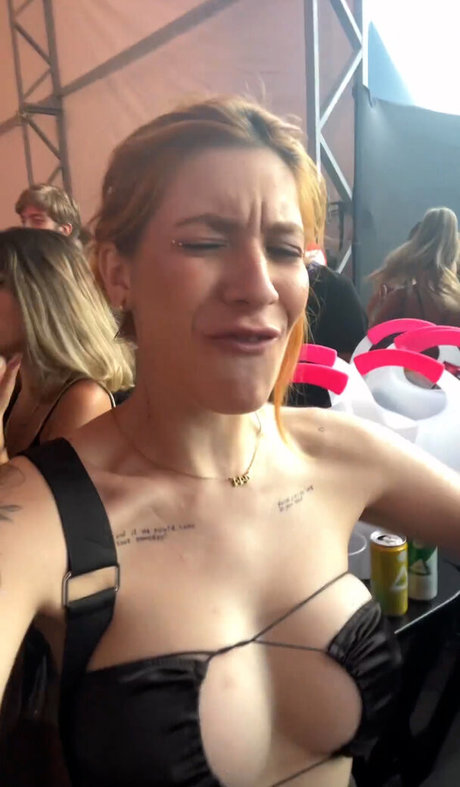 Carol Camargo modèle chaud photos